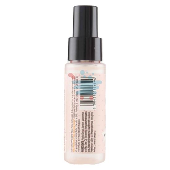 Dettaglio spray fine del profumo per capelli Adorn che si distribuisce uniformemente